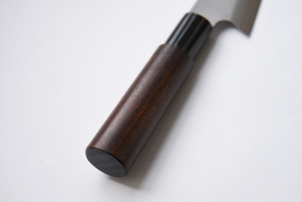 一部分刀柄上過漆。塗漆可兼顧輕巧性及耐水性，解決了木製刀柄容易腐爛的缺點。